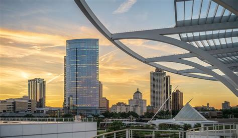 Milwaukee skyline at sunset | Milwaukee skyline, Skyline, Milwaukee