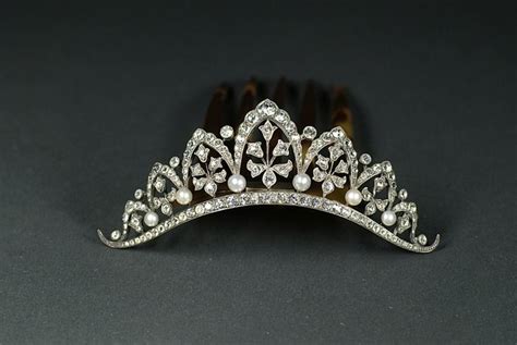 Elegant diadem hinged to a tortoiseshell comb. Arch motif underlined with brilliants and pearls ...