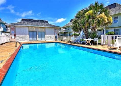 Amazing and newly remodeled! 2 Community Pools and beach access ...