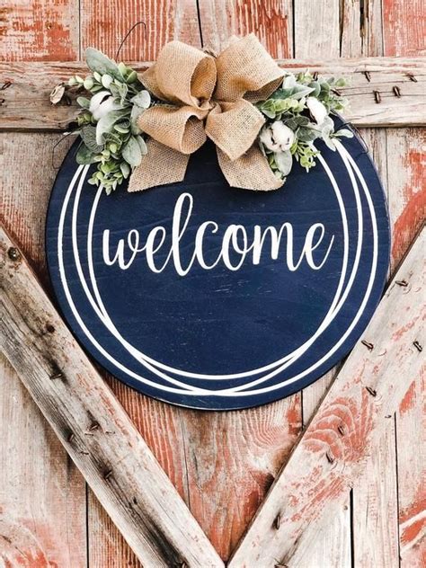 Round Welcome Door Hanger - Farmhouse Welcome Sign | Wooden welcome signs, Front door christmas ...