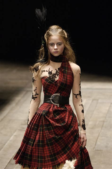 Alexander McQueen Fall 2006 Runway Pictures | Mcqueen fashion, Runway fashion, Fashion week