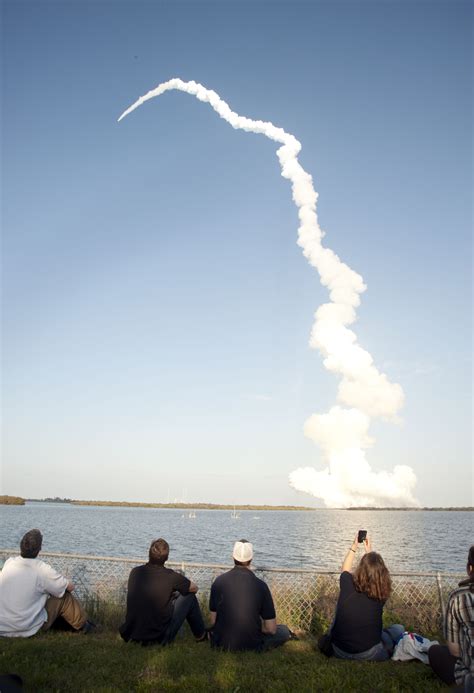 Photos: Shuttle Discovery Sets Sail on Final Voyage: Page 3 | Space