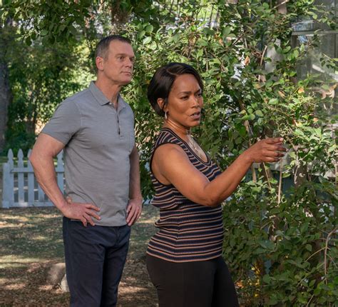 '9-1-1': Angela Bassett & Peter Krause Talk Teaming Up on Athena's ...