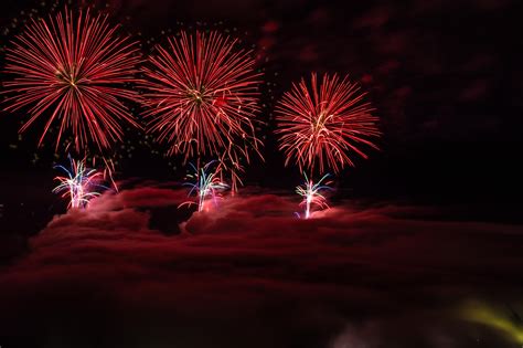 Lakefront Fireworks - Above the Clouds : r/milwaukee