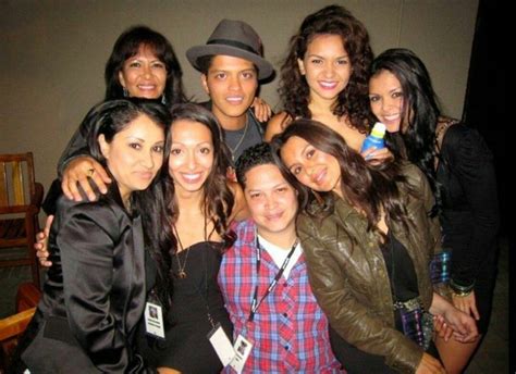 Pin by Jaqueline Rudris on família | Bruno mars mother, Bruno mars concert, Bruno mars