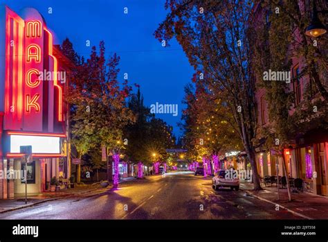 3rd Street in downtown McMinnville, Oregon, USA Stock Photo - Alamy