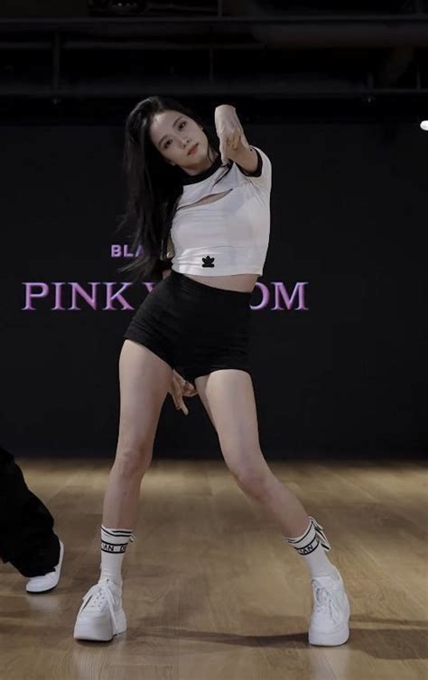 BLACKPINK - ‘Pink Venom’ DANCE PRACTICE VIDEO - YouTube Jisoo | Dance outfits practice, Kpop ...