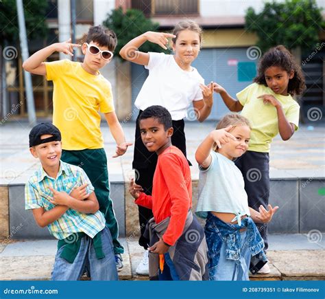 Kids Posing during Outdoor Dance Class Stock Image - Image of group, sport: 208739351