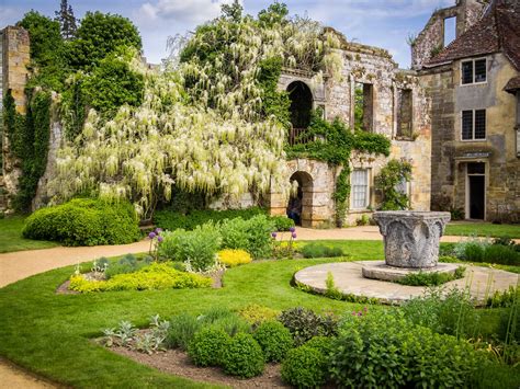 Scotney Old Castle Courtyard (With images) | Courtyard, Castle, England