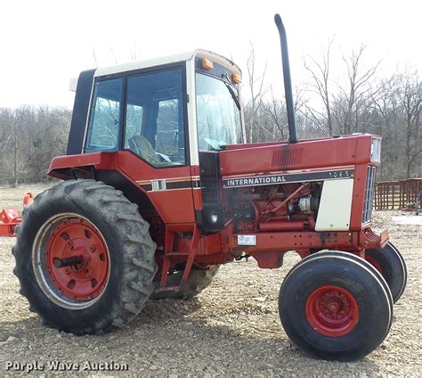 1977 International 1086 tractor in Tebbetts, MO | Item DL0853 for sale | Purple Wave