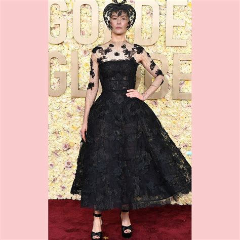 Rosamund Pike Wore A Veil At The Golden Globes Because She 'Smashed Up ...