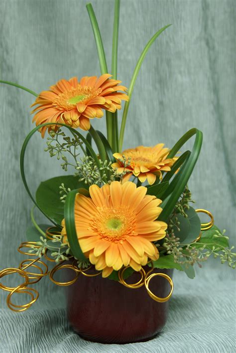 A contemporary gerbera arrangement. | Flower arrangements, Table ...