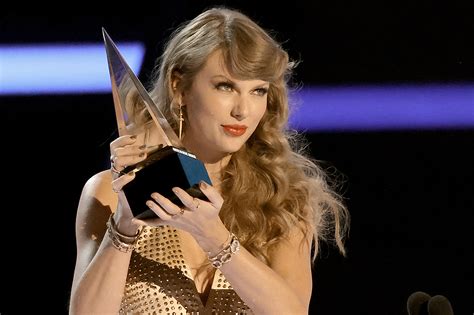 Taylor Swift Best Music Video Award - Image to u