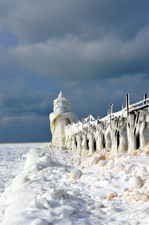 Mesmerizing Pictures Of Frozen Lake Michigan Shattered Into Millions Of Ice Pieces