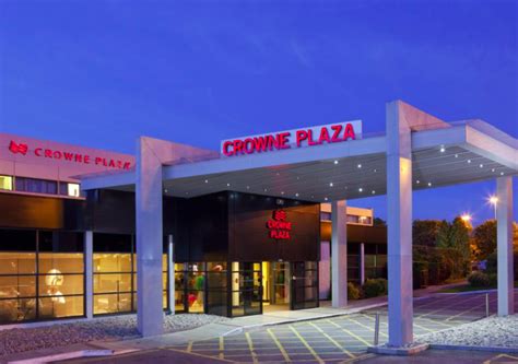 Crowne Plaza | 4 Star Manchester Airport Hotel with Parking Deals