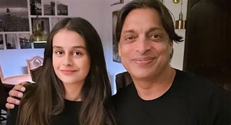 Shoaib Akhtar uploads picture with his daughter