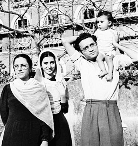 Saadat Hasan Manto with his wife, sister in law and daught… | Flickr