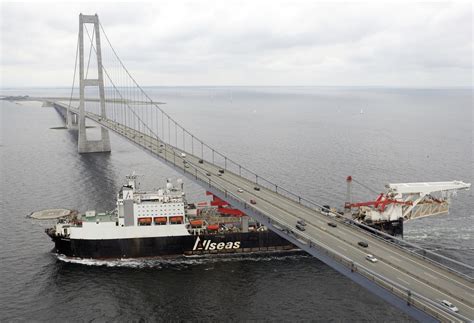 "Solitaire Passes Under Great Belt Bridge" - Images - Nord Stream AG