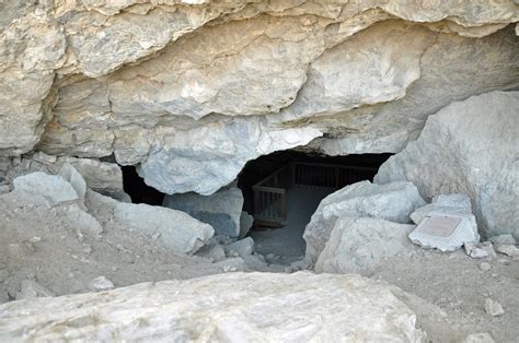 Day Trip to Lovelock Cave