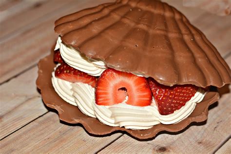 CHOCOLATE SHELL FILLED WITH STRAWBERRIES & WHIPPED CREAM - Hugs and ...