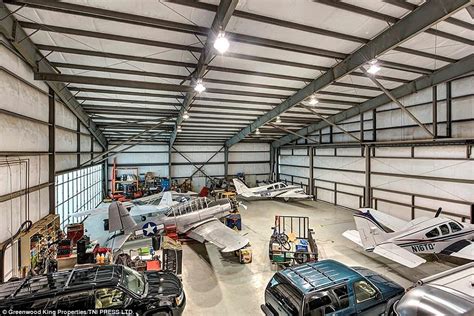 Texas home has airplane hangar, direct access to airport | Daily Mail Online