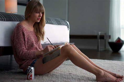 Taylor Swift’s Feet Pics – Feetify.com