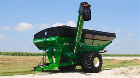 Brent 1386 & 1186 Pivoting Corner-Auger Grain Carts - YouTube