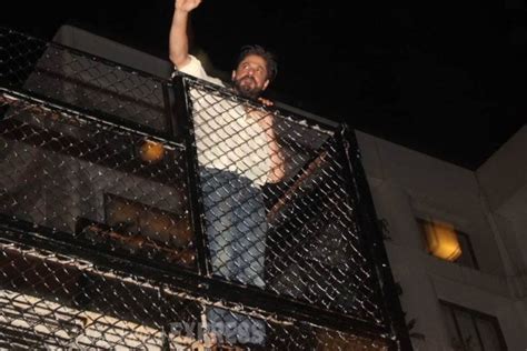 Shah Rukh Khan meets fans outside Mannat, is accompanied by son AbRam ...