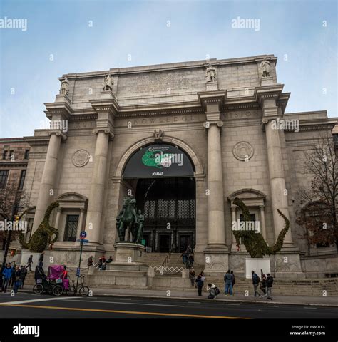 American museum of natural history exterior hi-res stock photography ...