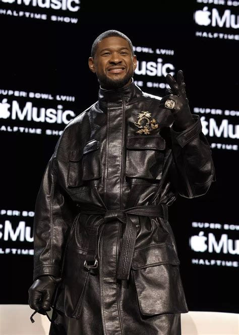 Fans think they have figured out why Usher was wearing gloves at Super ...