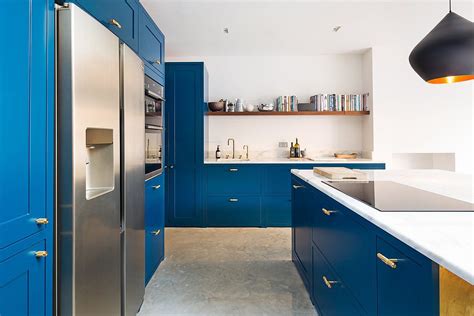 Classy Sapphire Kitchen: Navy Blue and Brass Revitalizes Traditional Shaker Kitchen | Decoist