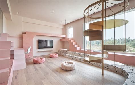 Cats' Pink House / KC Design Studio | ArchDaily