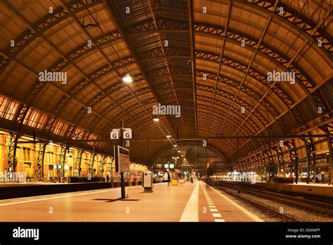 Amsterdam centraal railway station netherlands hi-res stock photography ...