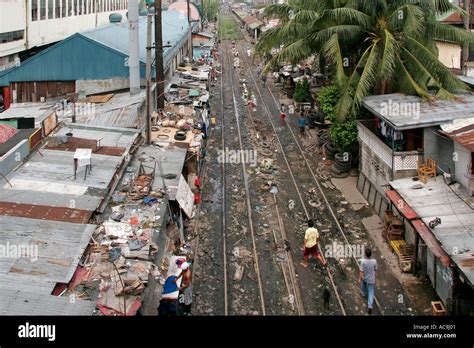 Rail track and squatters at Blumentritt Manila Stock Photo - Alamy