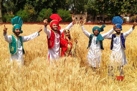 Amritsar: Students performing Punjabi folk dance 'Bhangra' #Gallery - Social News XYZ