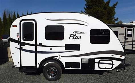 8 Best Small Campers Under 2,000 lbs. with Bathrooms for 2024 | Small travel trailers, Small ...