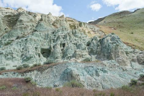 Exploring Oregon's Wonders: Painted Hills, Sheep Rock and Blue Basin ...