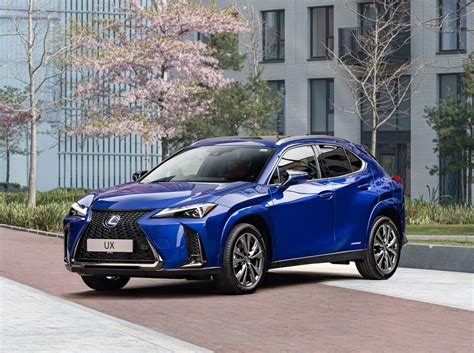 Save fuel with these Lexus hybrid driving tips - Lexus UK Magazine