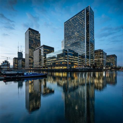 canary-wharf-modern-architecture-dusk-reflection-london-uk