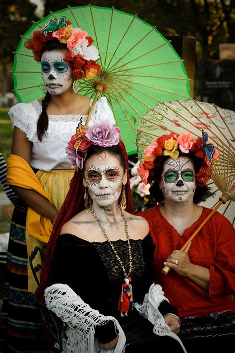 Day of the Dead costumes | Women posing in full costume by t… | Flickr