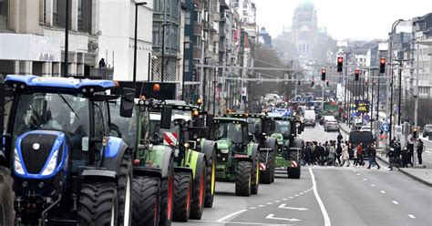 Massive farmers protest disrupts Brussels traffic | The Seattle Times