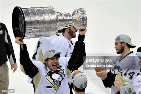 Sidney Crosby Stanley Cup 2009 Photos and Premium High Res Pictures ...