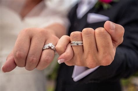 Engagement Ring Vs Wedding Ring - (What's The Difference?)