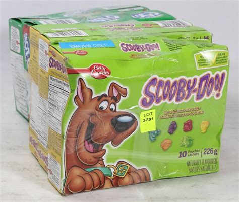 LOT OF SCOOBY DOO FRUIT SNACKS AND FRUIT ROLL UPS