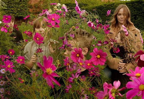 Stella McCartney with her children in Gloucestershire. Photo by Annie Leibovitz, Vogue, January ...