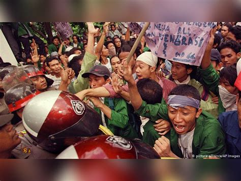 Foto: Melihat Kembali Tragedi Kelam Trisakti Mei 1998 | Tagar