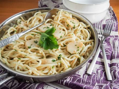 Scallop pasta with garlic and white wine - Caroline's Cooking