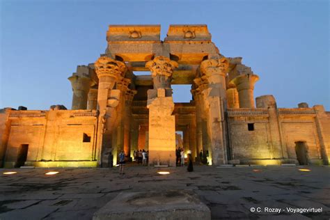 Fachada del templo de Kom Ombo, iluminación nocturna - Egipto