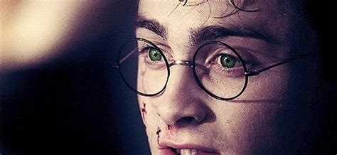 Harry Potter with GREEN EYES. WUT. Green Eyes, Round Glass, Harry Potter, Media, Rage