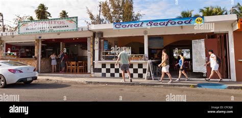 LUQUILLO, PUERTO RICO - Kiosk restaurants with typical fried snack foods Stock Photo - Alamy